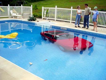 Mazda rossa MX5 finisce in una piscina 