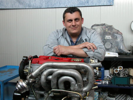  Daniele Mariotti con un motore Lancia delta 8V Abarth