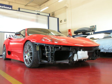  Una Ferrari 360 Modena in via di allestimento