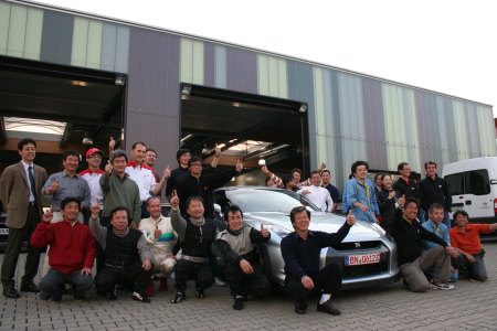 Il team Nissan dopo l'impresa del Nuerburgring