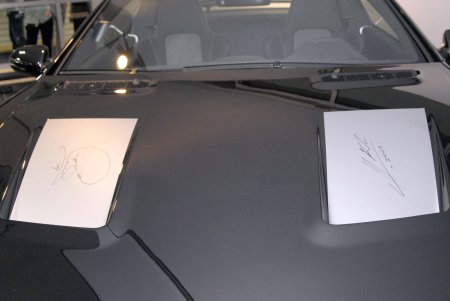 Gli autografi di Hamilton e Kovalainen sulla Mercedes AMG