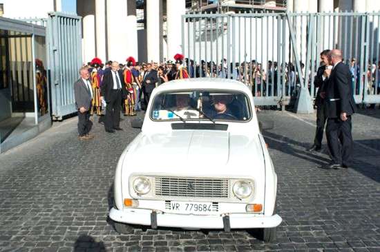 papa francesco renault4 storica2