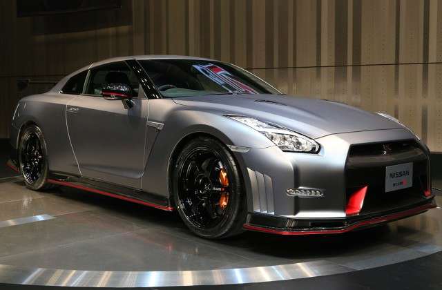 2015-nissan-gt-r-nismo-lead