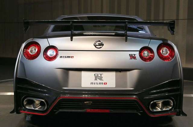 nissan-gt-r-nismo-2015-posteriore-alettone-carbonio-scarico