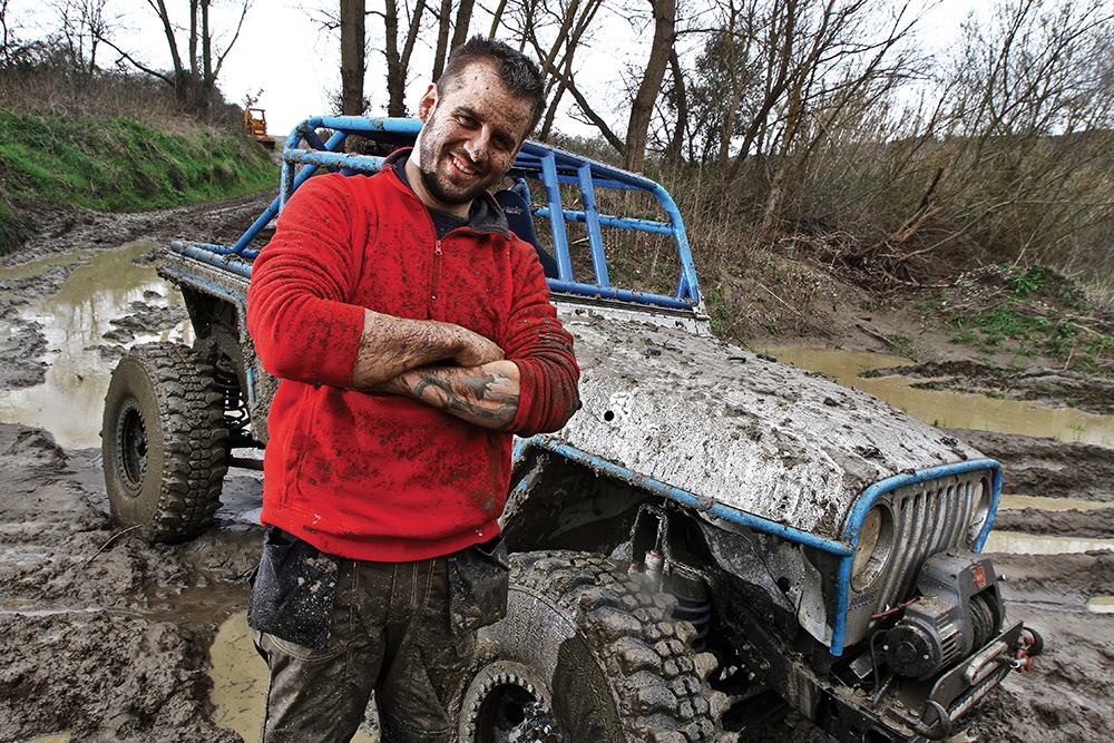 Brando Renzoni accanto al suo Jeep TJ Rubicon V8 elaborato