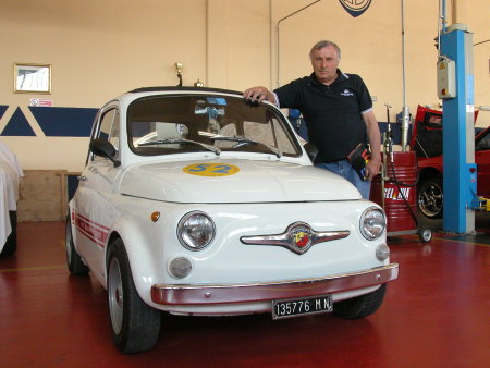  Albert Mariotti accanto a un Abarth 595