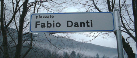  La targa della piazza del paese natale dedicata a Fabio Danti
