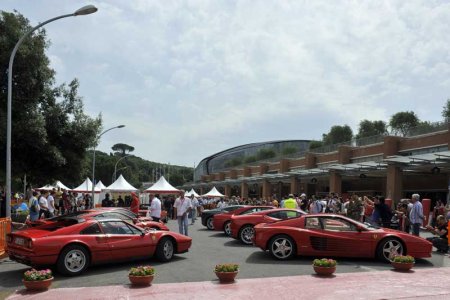 "Concerto" di Ferrari di fronte all'Auditoriuim 