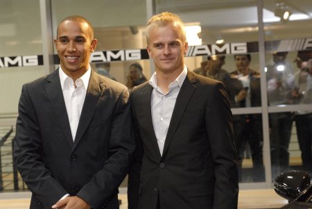  Hamilton e Kovalainen al Mercedes-Benz Center di Milano 