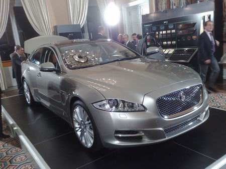 La nuova Jaguar XJ presentata nella residenza dell'ambasciatore inglese