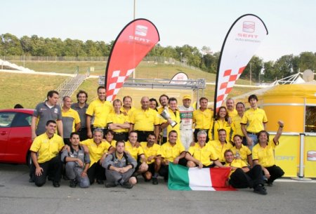  Roberto Colgiaco con il team Seat dopo la vittoria