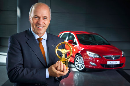  Carl-Peter Forster, Presidente del Consiglio di Amministrazione della Adam Opel GmbH, con il Volante d'oro conquistato dalla nuova Opel Astra 
