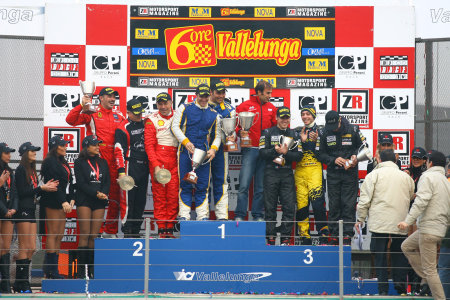  Il podio della GT3 con Valentino Rossi e il vincitore Emanuele Pirro