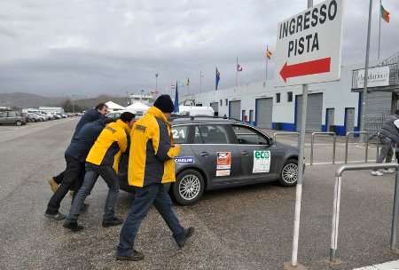 L'equipaggio di Ecocar-Elaborare arriva in pista