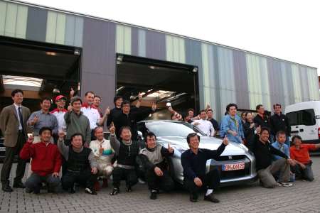 Il team Nissan festeggia il record della GT-R 