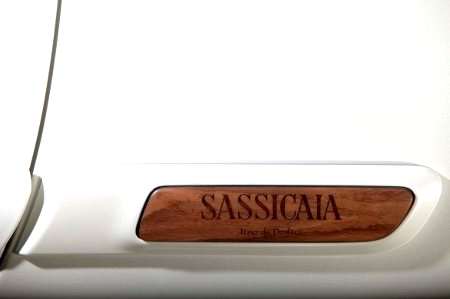 Logo Sassicaia su cruscotto 