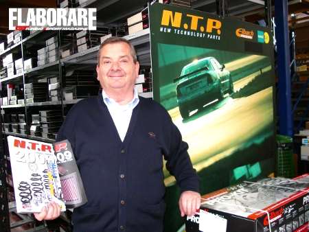 Klaus Trettl nel magazzino con i cataloghi della sua rinomata NTP