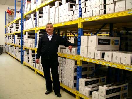 Klaus Trettl nel magazzino della sua rinomata azienda NTP