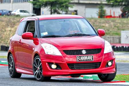 Linda Foglia alla guida della Suzuki Swift sulla pista dell'ISAM