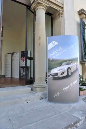 Villa Viviani con totem Mazda MX-5 Record Series