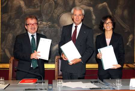 Da sinistra: il Ministro dell'lnterno, Roberto Maroni, il presidente del gruppo Pirelli, Marco Tronchetti Provera,  il Ministro dell'lstruzione, dell'Università e della Ricerca, Mariastella Gelmini 