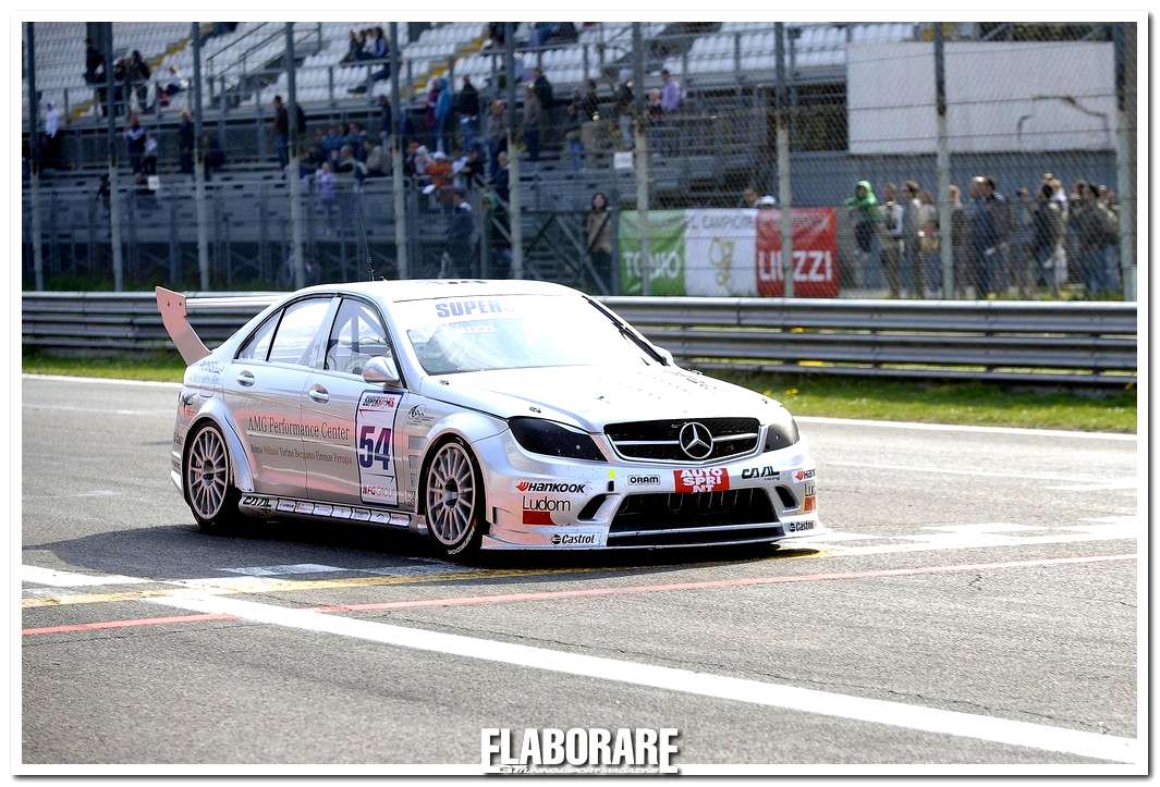 Liuzzi su Mercedes C 63 AMG in gara Superstars Series 2012