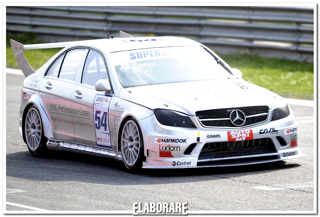 Vitantonio Liuzzi alla guida della Mercedes-Benz C 63 AMG a Superstars Series al Mugello