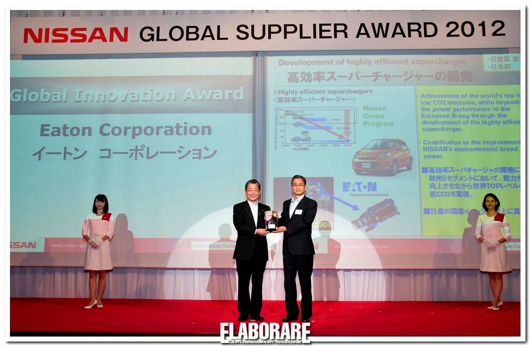 Il Chief Operating Officer di Nissan, Toshiyuki Shiga, consegna il “Global Innovation Award” a Eaton per il suo compressore volumetrico.