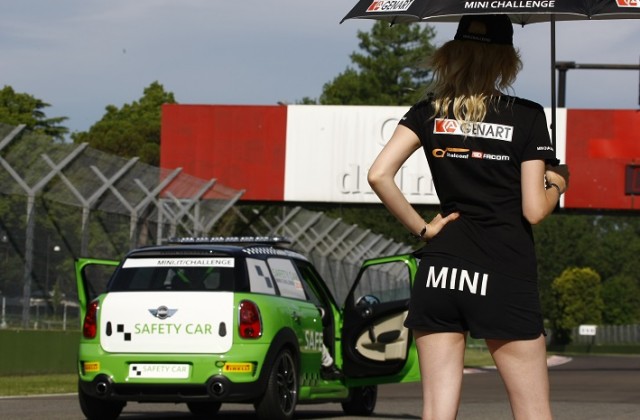 Mini-Challenge-2014-Imola-girl-griglia-partenza