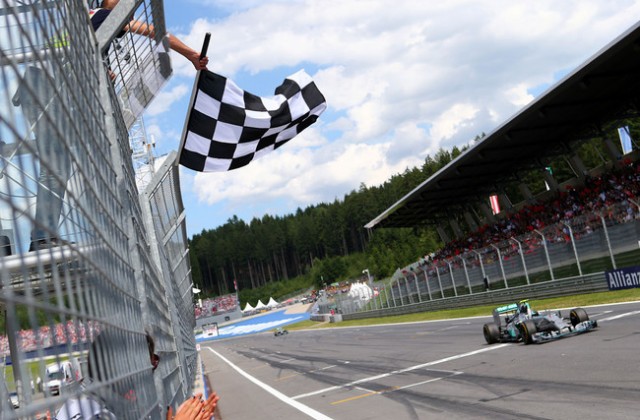 formula-1-2014-gp-d-austria-rosberg-bandiera-scacchi