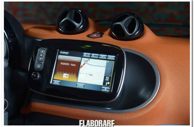 new_generation_smart_ForFour_2015_schermo