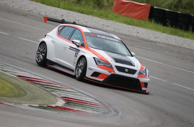 Seat Leon Cup Racer in pista