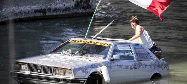 Maserati anfibia sul Tevere