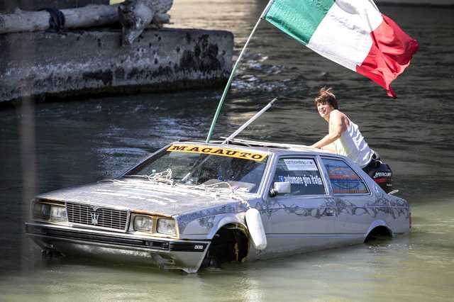 Maserati anfibia sul Tevere