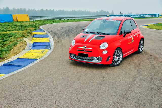 Abarth-695-Tributo-Ferr