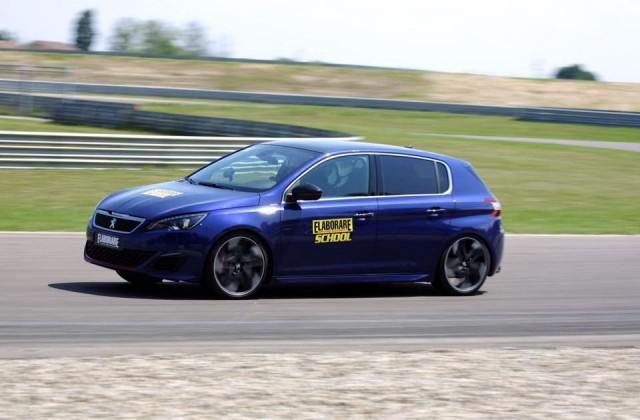 School-driving-elaborare-peugeot-308gti-laterale