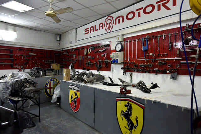 Sala motori officina Leone Motorsport di Roma