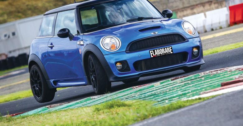 In pista sul cordolo la Mini Cooper S R56 elaborata con preparazione Mittiga Tuning anteriore