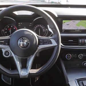 Alfa Romeo Stelvio preparazione con accessori Romeo Ferraris - volante