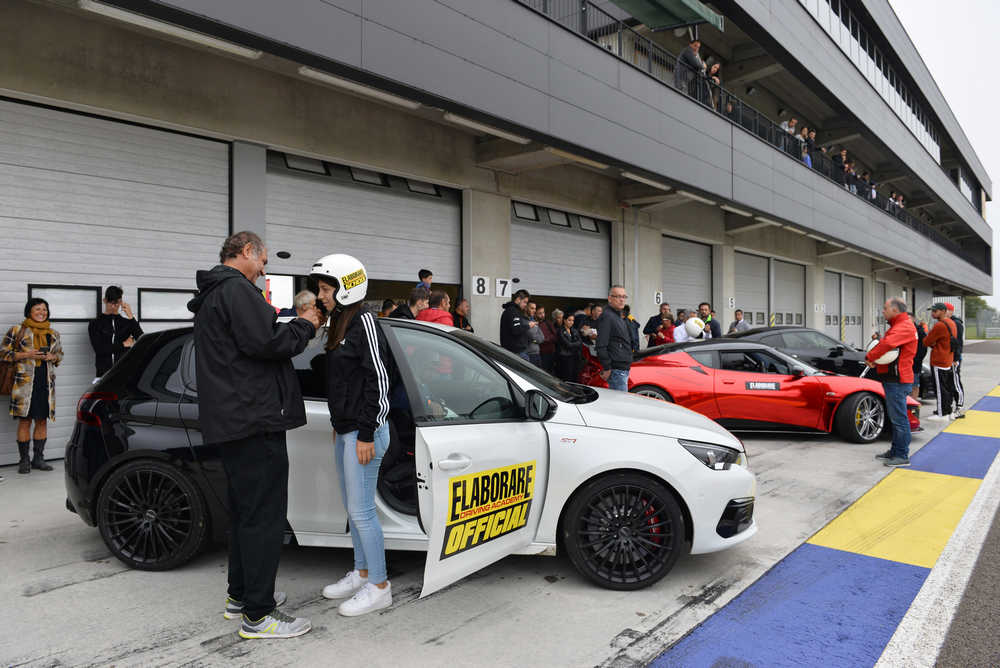 Peugeot 308 GTi sulla corsia box durante gli Hot Lap a Modena all'AutoShow di Elaborare