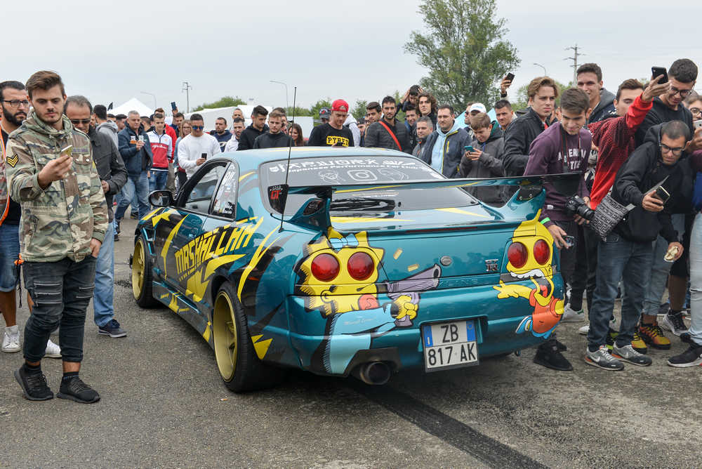 Nissan GT R aerografata con preparazione motoristica ed estetica all'Elaborare Day di Modena immersa nel pubblico. 