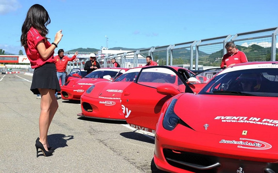 Team Building Aziendale corsi di guida sportiva Ferrari