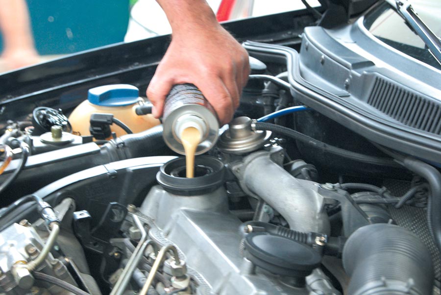 Come utilizzare gli additivi per lubrificanti e migliore le prestazioni dell'auto