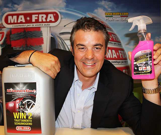 Marco Mattioli con alcuni prodotti Ma-Fra in mostra
