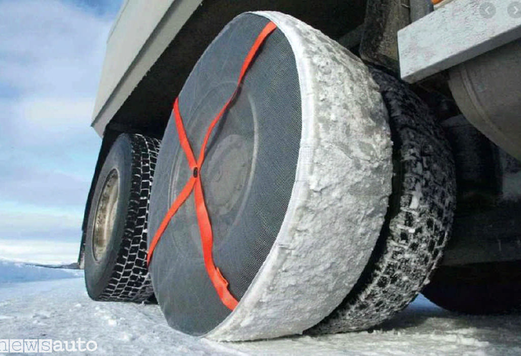 Le calze da neve vengono montate anche sui camion