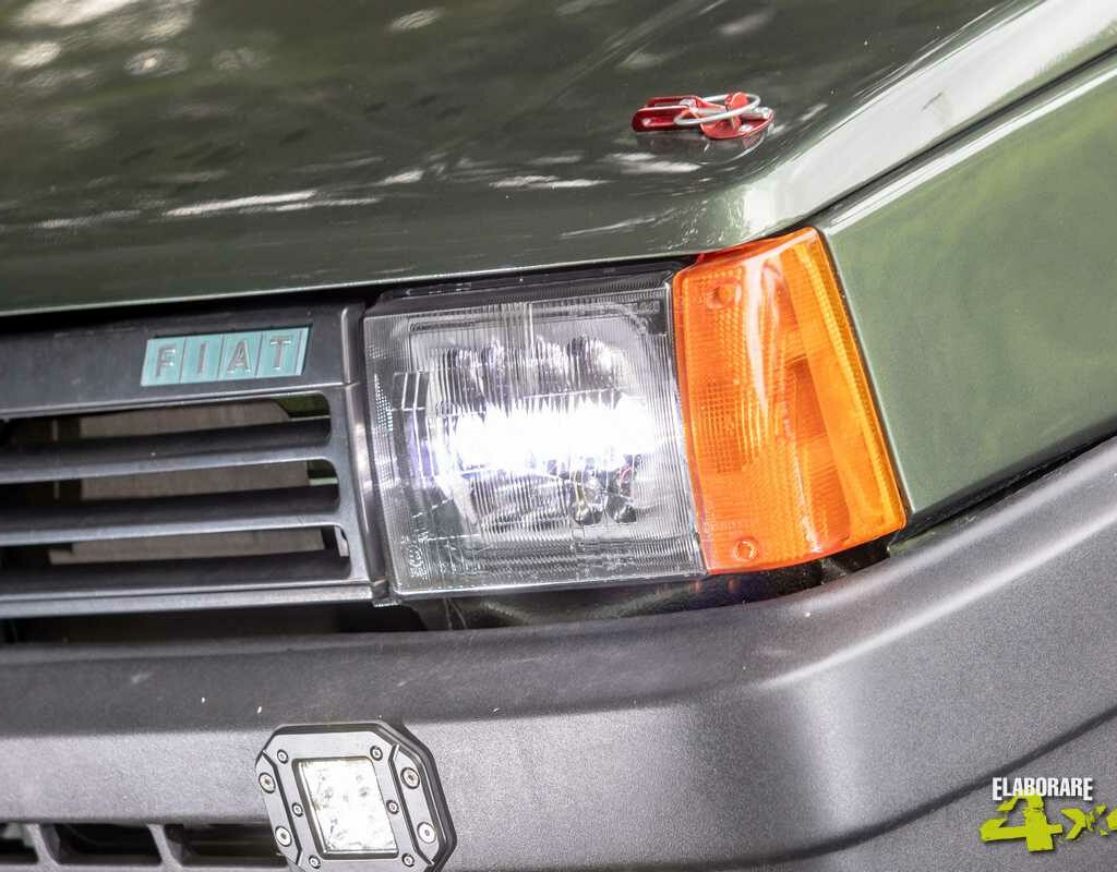 Particolari dei fari a LED sulla Fiat Panda 4x4 preparata e ganci ferma cofano