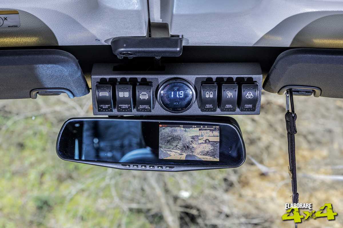 La pulsantiera per la gestione delle luci a LED e lo specchietto retrovisore con dash cam integrata sul Jeep Wrangler JKU