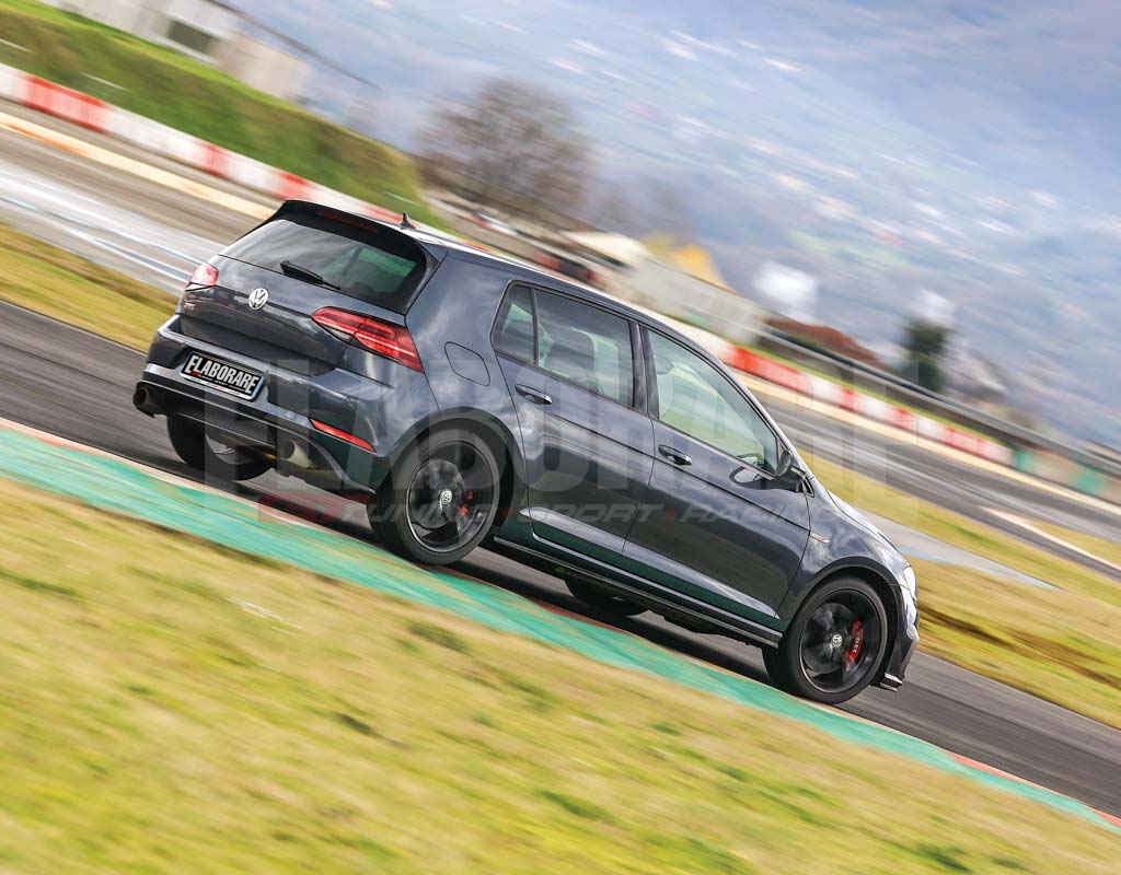La VW Golf 7.5 GTI durante la prova in pista di ELABORARE